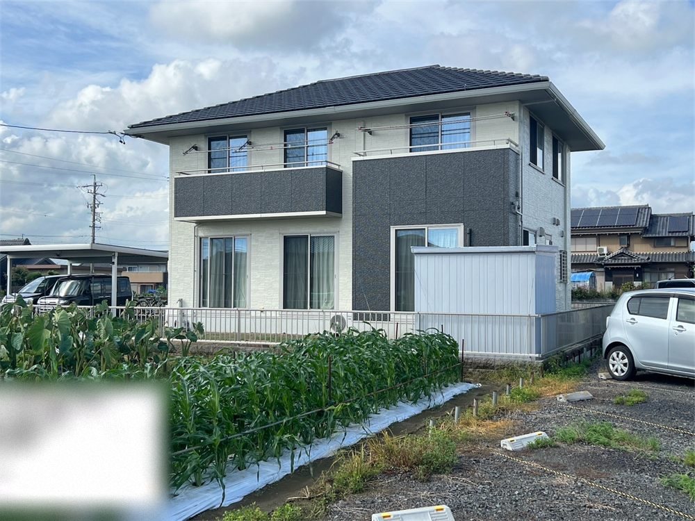 施工後:白とダークグレーの2トーンに塗り替えた戸建て