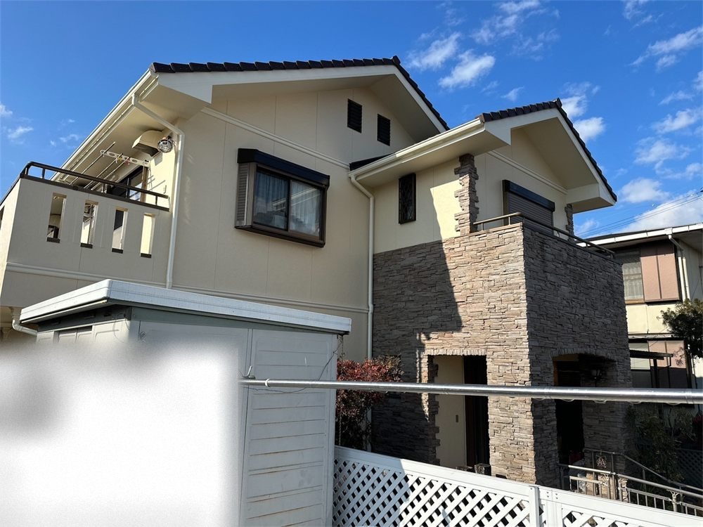 施工後:明るいクリーム色に塗り替えた戸建て