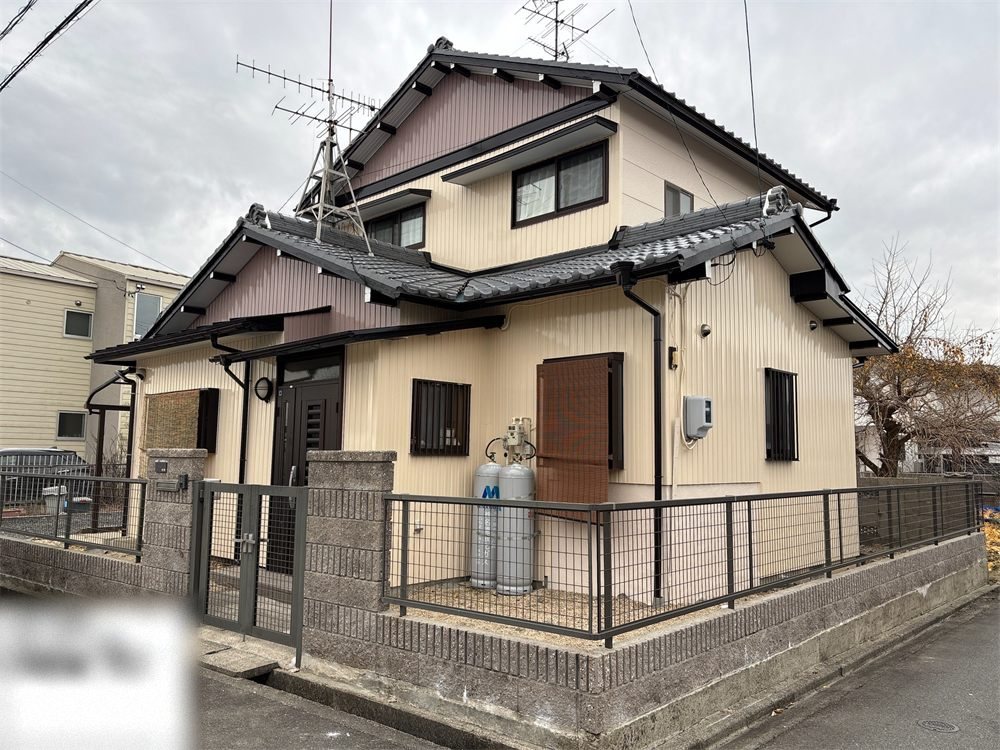 施工後:ベージュ系に塗り替えた和風の戸建て