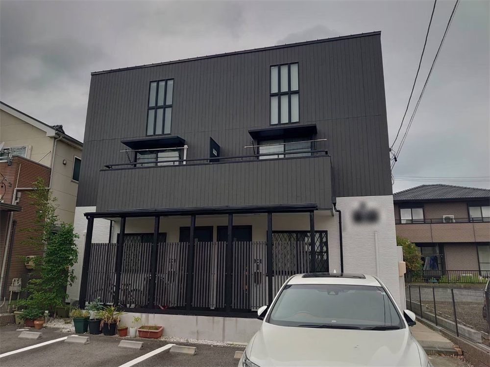 施工後:ダークブラウンに塗り替えた3階建て住宅