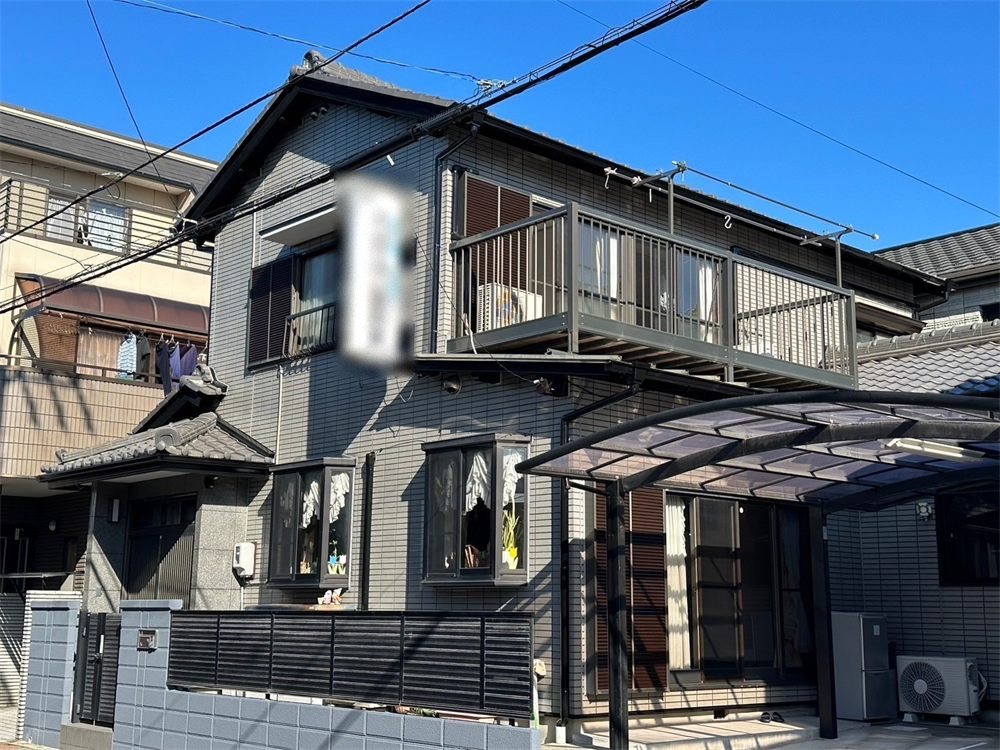 施工後:グレーとブラックでモダンに塗り替えた戸建て