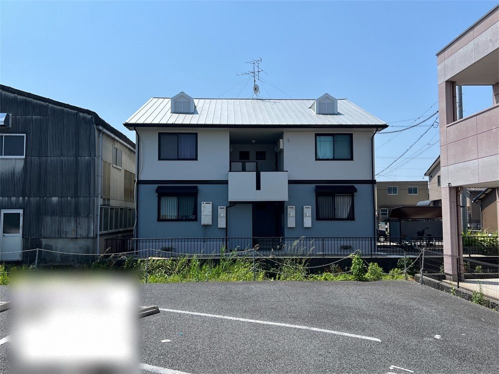 施工後:ネイビーと白に塗り替えたアパート