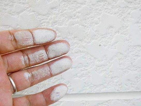 外壁を指でこすると白い粉がつくチョーキング現象
