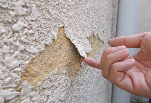 塗膜が剥がれて下地が見えている外壁