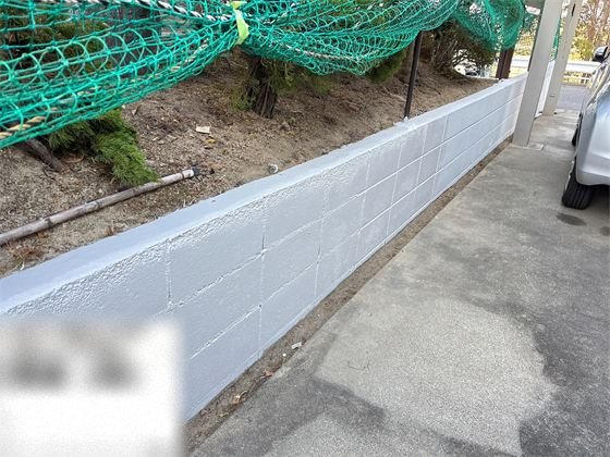 塀の上塗り